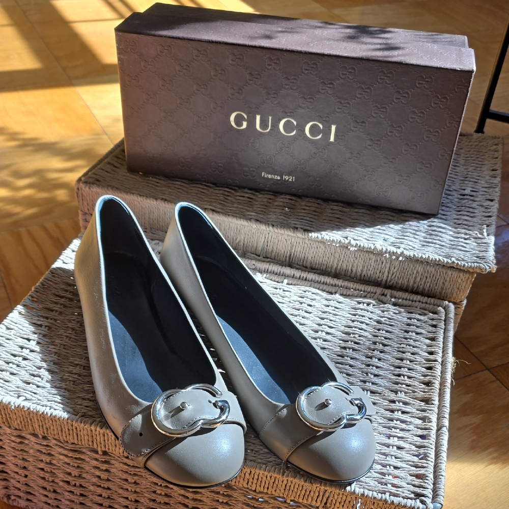 Gucci Women's Elegant Gray Loafers with Iconic Emblem